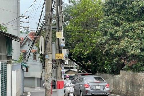 Dân khổ sở vì hàng cột điện án ngữ giữa đường