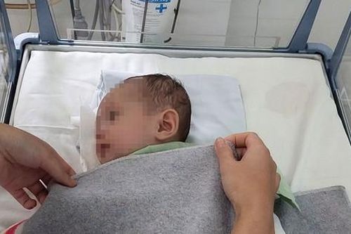 Bé gái sơ sinh bị 'cha dượng' bạo hành dã man được xuất viện