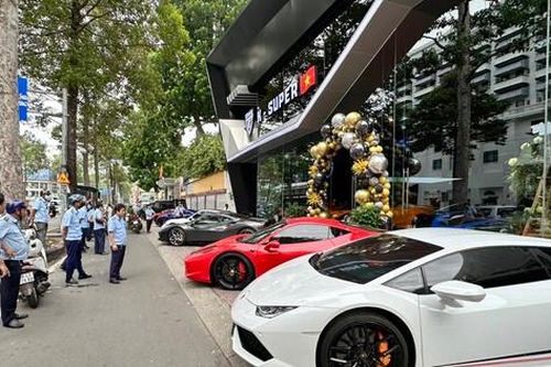 Đỗ 6 siêu xe trên vỉa hè, cửa hàng K-SUPER bị xử phạt