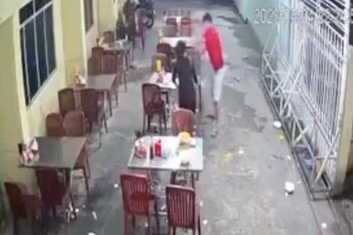 Đánh đập người tình tại quán ăn do ghen tuông