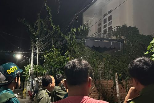 Cảnh sát phong tỏa nhà của người đàn ông nghi ngáo đá quậy phá nhà dân