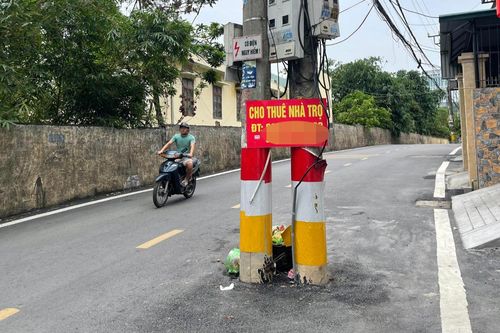 Hàng cột điện án ngữ giữa lòng đường ở TP Hạ Long