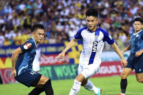 Trọng tài lại sai sót, bỏ lỗi việt vị cầu thủ SLNA