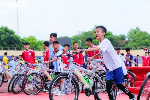 Những hình ảnh ấn tượng tại Lễ khai mạc Giải bóng đá Thiếu niên - Nhi đồng Cúp Báo Nghệ An lần thứ 25