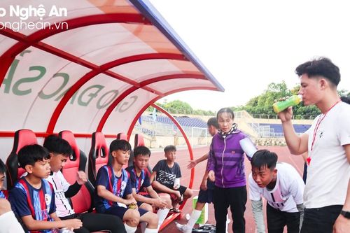 Bên lề sân cỏ: 'Bốc ruốc rồi'!