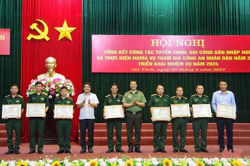 Hà Tĩnh khen thưởng 35 tập thể, cá nhân trong tuyển chọn, gọi công dân nhập ngũ