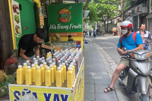 Hà Nội: Nước ép trái cây, rau củ 'hốt bạc' trong mùa nắng nóng