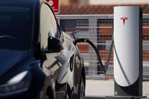General Motors áp dụng tiêu chuẩn phích cắm sạc cho xe điện của Tesla
