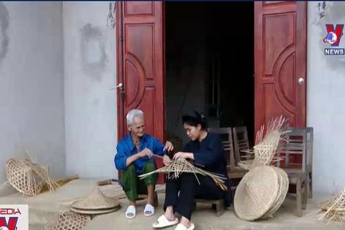 Độc đáo nón lá người Nùng