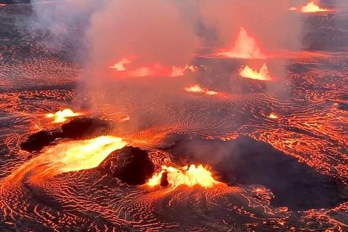 Siêu núi lửa Kilauea ở Hawaii 'thức giấc', phun dung nham đỏ rực