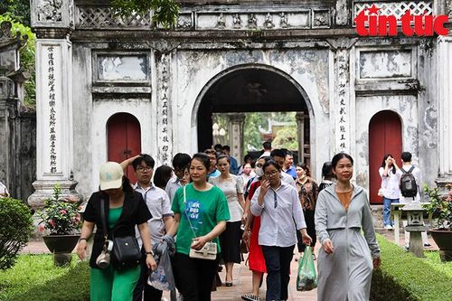 Sĩ tử đến Văn Miếu như 'trẩy hội' cầu may trước kỳ thi vào lớp 10