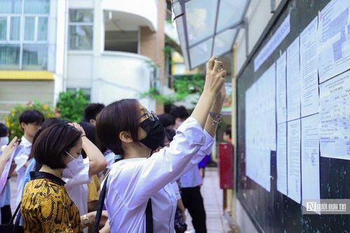 Sĩ tử Hà Nội hồi hộp đi nhận phòng thi