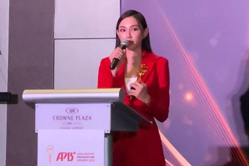 Hoa hậu Thùy Tiên tham dự lễ trao giải tại Singapore, bất ngờ đạt thành tích mới
