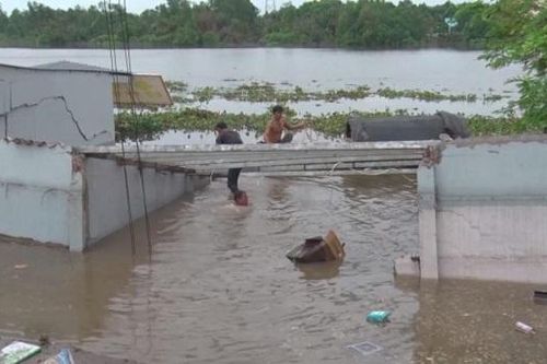'Hà bá' kéo 5 ki-ốt của dân xuống sông Cần Giuộc trong đêm