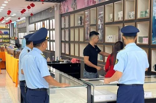 Tiêu hủy lượng lớn hàng hóa giả mạo nhãn hiệu nổi tiếng