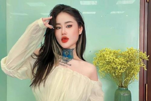 'Hotgirl bể cá' Ngân Baby tiếp tục là nạn nhân mua vui phản cảm: Bị xô xuống cả hồ nước!