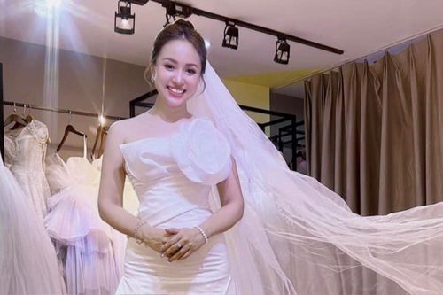 Vân Hugo diện váy cưới chuẩn bị lên xe hoa, dàn nghệ sĩ Việt nô nức gửi lời chúc mừng