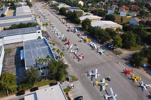 Thị trấn 'đại gia': Ra khỏi nhà là lên máy bay