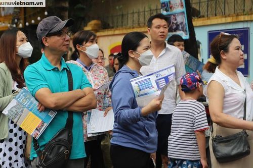 Thi vào 10 Hà Nội: 'Lọc' cả họ để tìm người phù hợp đưa con đi thi