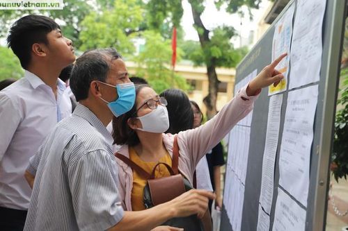 Thi vào 10 Hà Nội: Phụ huynh đi tìm điểm thi cho con từ tờ mờ sáng