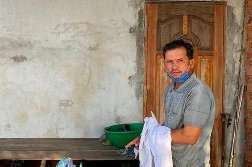 Ghen với vợ cũ, bỏ thuốc trừ sâu vào hồ tôm của 'tình địch'