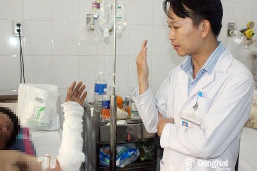 Đang ngủ, quản lý công trình xây dựng bị thợ hồ tẩm xăng đốt gây bỏng nặng