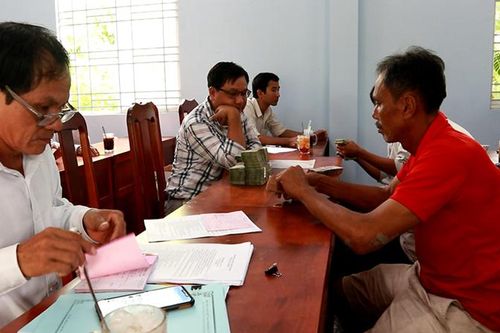 Giải ngân vốn vay cho hội viên nông dân