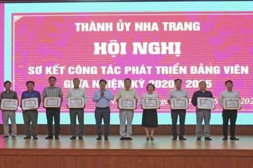 Nha Trang: Tỷ lệ kết nạp đảng viên đến giữa nhiệm kỳ đạt 54%