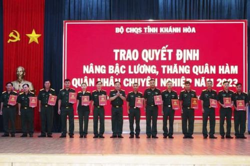 Bộ Chỉ huy Quân sự tỉnh Khánh Hòa Trao quyết định nâng bậc lương, thăng quân hàm cho 48 quân nhân chuyên nghiệp