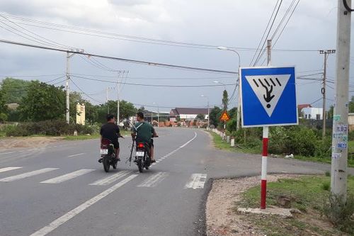 Biển báo giao thông bị treo ngược