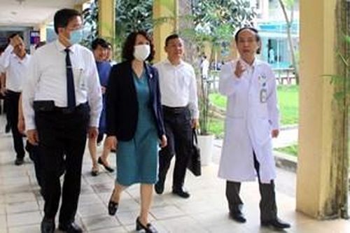 Thứ trưởng Bộ Y tế Nguyễn Thị Liên Hương thăm và làm việc tại Trường đại học Y - Dược, Đại học Huế