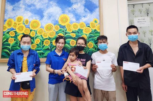 Chi đoàn Tạp chí Công Thương: Trao yêu thương đến các bệnh nhi dũng cảm