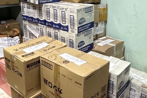 Hà Nội: Phát hiện số lượng lớn thực phẩm, mỹ phẩm có dấu hiệu nhập lậu