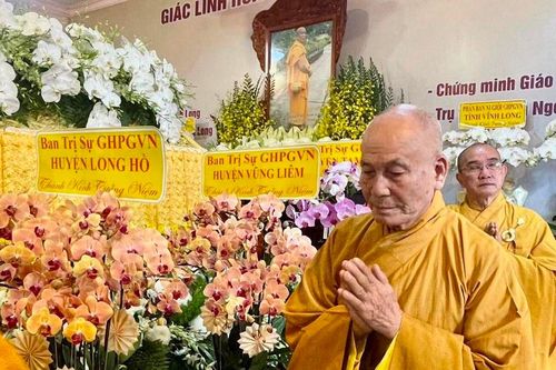 Vĩnh Long: Chư tôn đức Ban Trị sự Phật giáo tỉnh, hệ phái Khất sĩ viếng tang Hòa thượng Giác Ánh