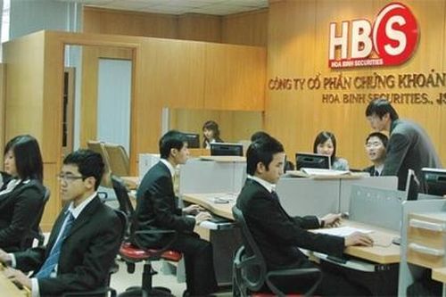 Lãnh đạo và người nhà muốn mua hàng triệu cổ phiếu HBS
