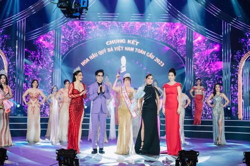 Á hậu Nguyễn Thị Hải Yến trao giải Á hậu 3 cho doanh nhân Lê Thị Hà