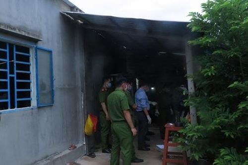 Ngủ dậy hốt hoảng phát hiện cha mẹ mình đã tử vong