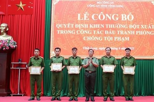 Vĩnh Long khen thưởng các tập thể, cá nhân khám phá vụ buôn lậu thuốc lá lớn