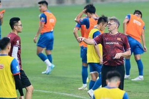 Thầy trò HLV Philippe Troussier tập luyện trước giao hữu FIFA Days