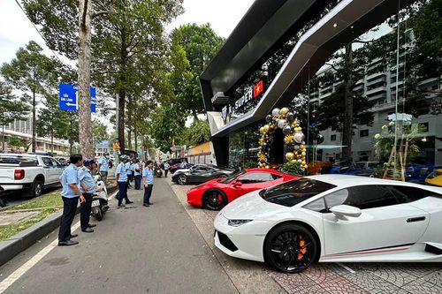 'Trưng bày' loạt siêu xe lấn chiếm vỉa hè, cửa hàng K-SUPER ở TPHCM bị phạt