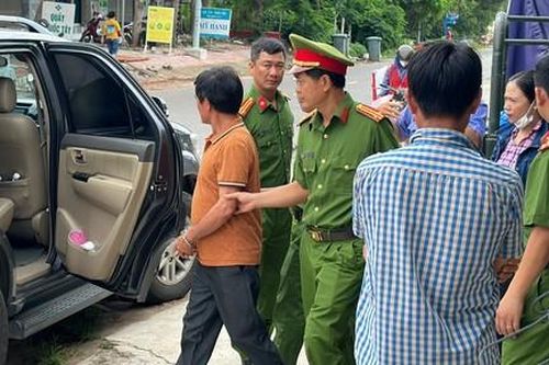 Bắt nguyên chủ tịch, kế toán xã và giám đốc vì thông đồng 'rút ruột' ngân sách