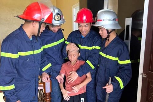 Mắc kẹt trong thang máy do mất điện đột ngột, bạn cần làm gì?