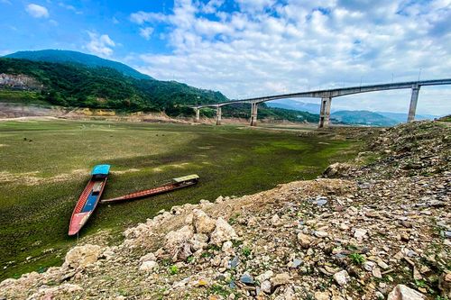 Thuyền bè 'nằm chờ chết' dưới lòng hồ thủy điện lớn nhất Việt Nam