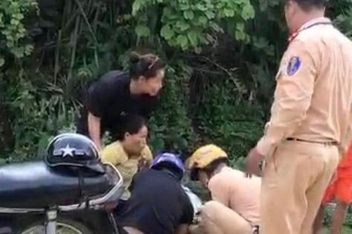 Cảnh sát giao thông hỗ trợ một phụ nữ sinh con ngay trên đường