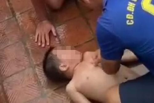 Bé trai Hà Nội bị đuối nước, may mắn thoát 'án tử' vì được thày dạy bơi sơ cứu đúng cách