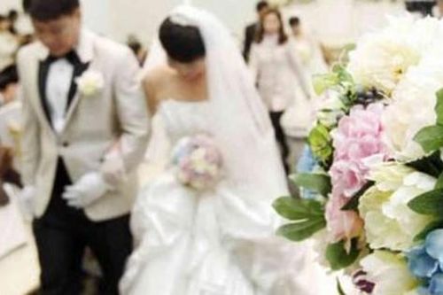 Xuất hiện tại đám cưới chồng cũ, vợ thổn thức: 'Tôi đến đây để xin dâu và thay mặt anh ấy nhận vợ lẽ'
