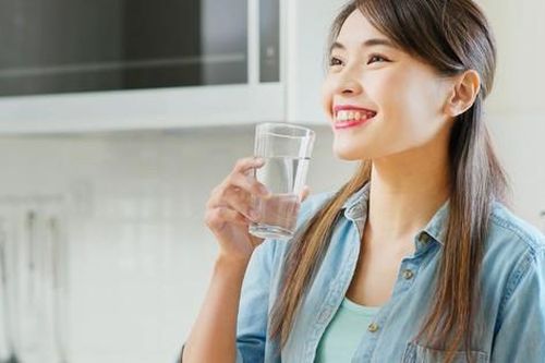 7 mẹo giúp bạn uống nhiều nước hơn trong mùa hè