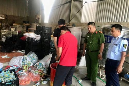 Cơ sở '4 không' sản xuất hơn 10 nghìn chiếc kem sữa vi phạm