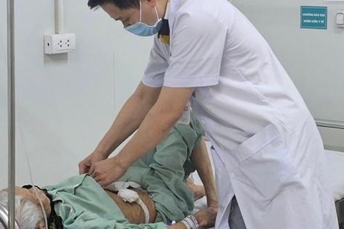 Tháo xoắn quai ruột non cứu cụ bà 100 tuổi