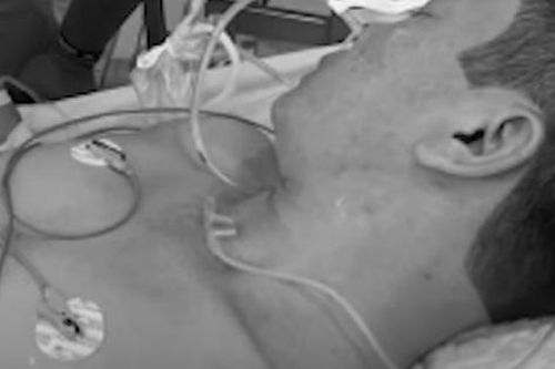 Khoảnh khắc sinh tử của con trai chủ tiệm vàng khi đối đầu họng súng tên cướp